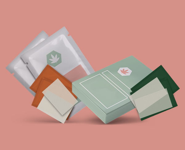Illustration de timbres oraux de cannabis, comprenant plusieurs petits carrés fins en pellicule dans des emballages individuels, accompagnés de boîtes et sachets aux tons verts et oranges, sur un fond rose
